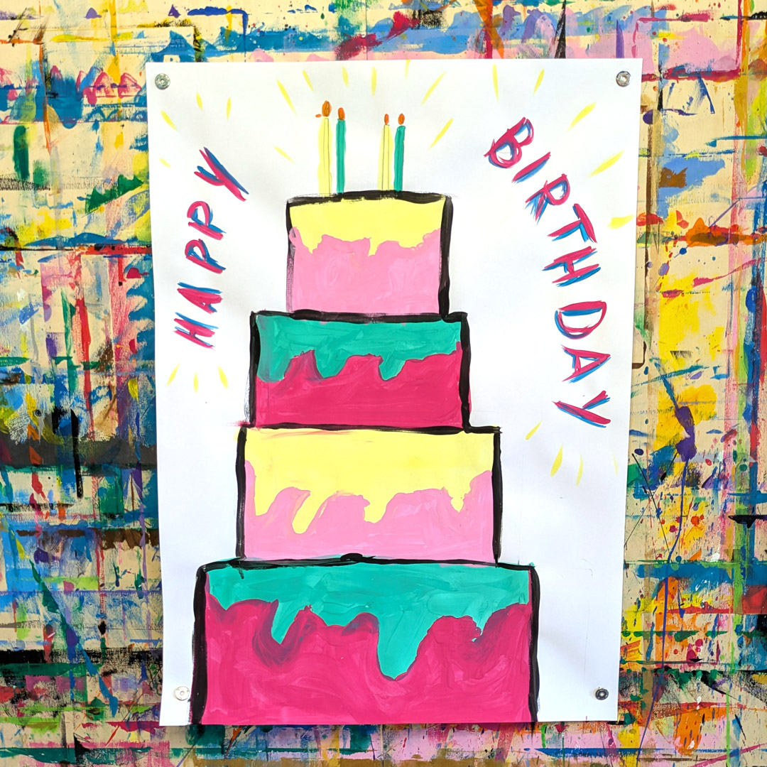 Ein Bild im Malraum mit einer bunten Geburtstagstorte