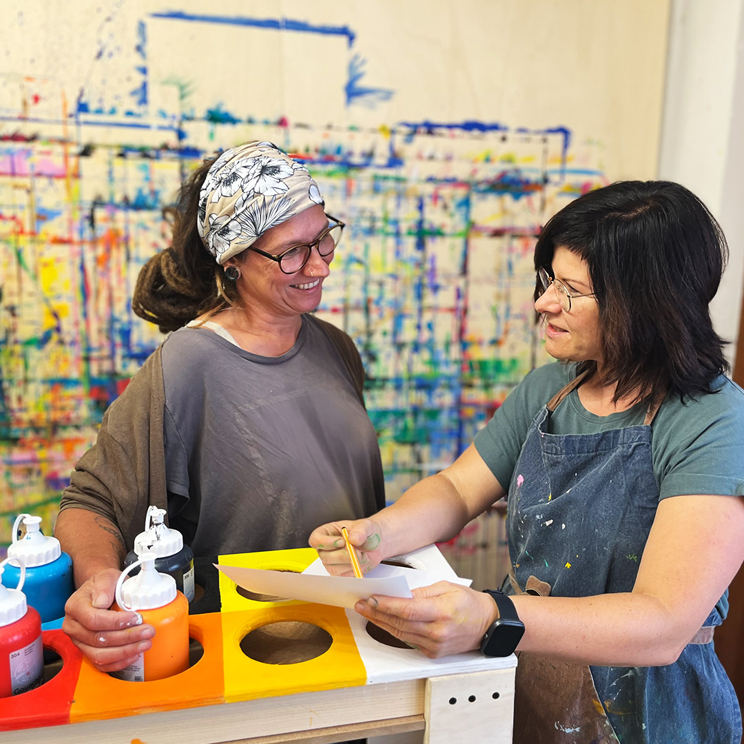 Maike im Gespräch mit einer Malenden